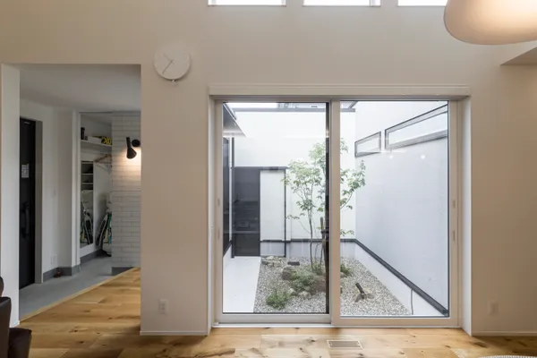 家族と景色を包み込む平屋のリビング・玄関・庭・中庭