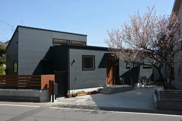 2つの三角屋根が風景と暮らしをつなぐ平屋の家の事例トップ画像