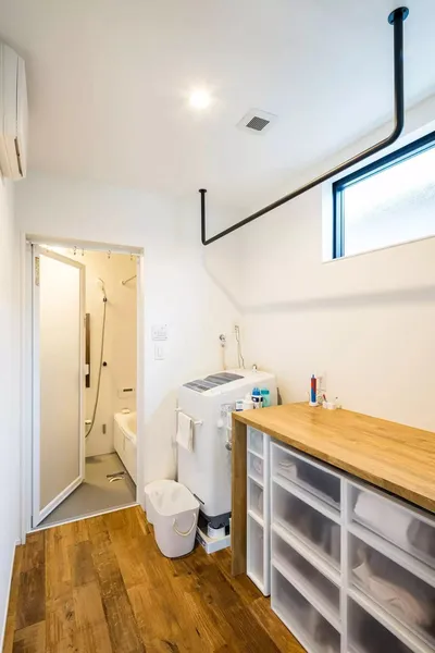 広い土間と吹き抜けを楽しめる家の家事スペース・収納スペース