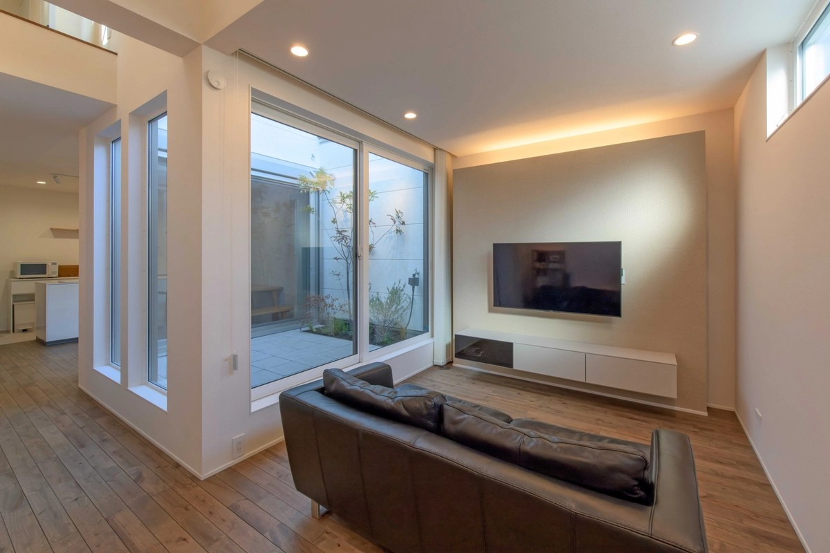 2階にパティオのある家のリビング