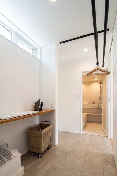 丘の上のランドマークな家の家事スペース