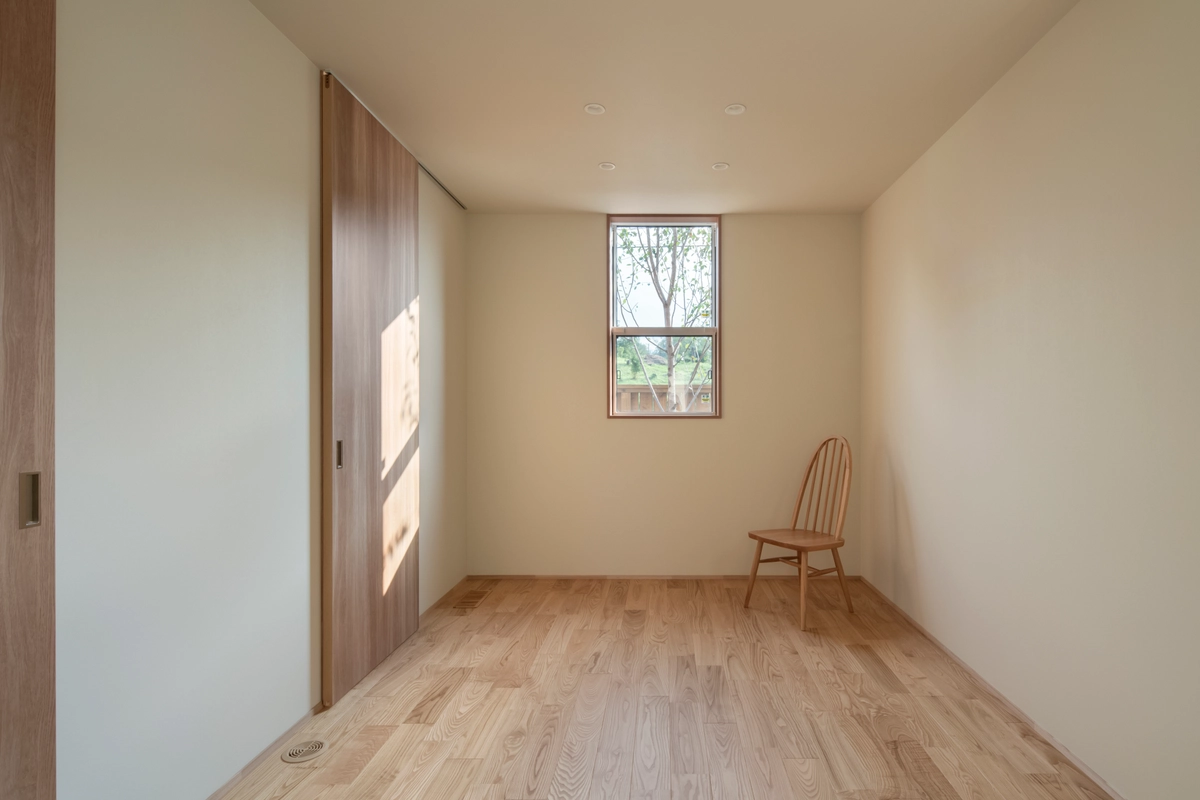 風景に溶け込むコンパクト平屋の寝室・子供部屋・ワークスペース