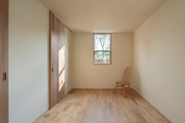 風景に溶け込むコンパクト平屋の寝室・子供部屋・ワークスペース