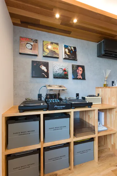 狭小地に建つ 空と光の家の趣味室・収納スペース・アクセントウォール