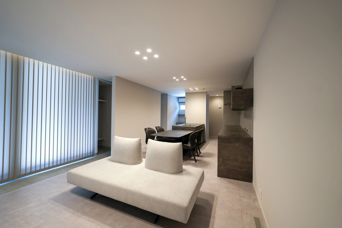 土間とテラスが続く家のリビング・ダイニング・キッチン