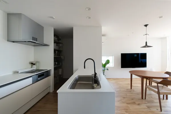 隅切りの家のキッチン