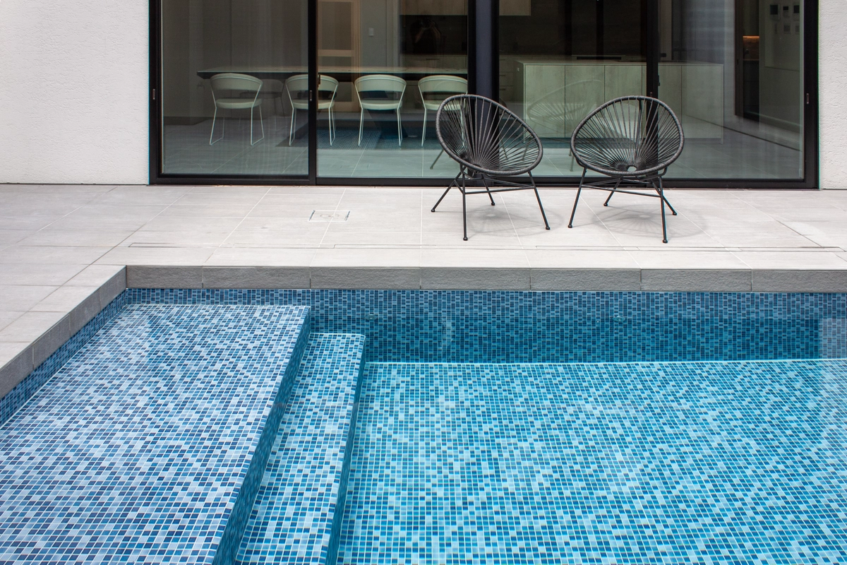 都市に溶け込むプライベートリゾートの庭・中庭