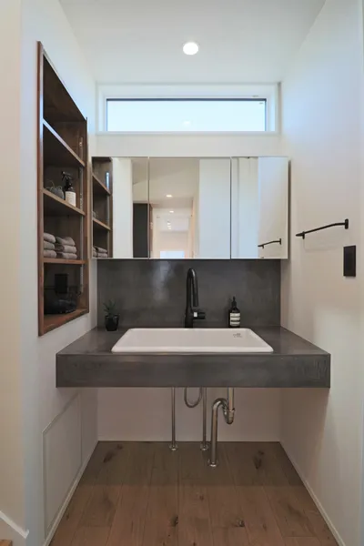 行き止まりのない 大人のためのかっこいい家の洗面所