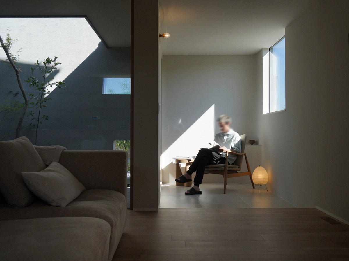 壁と庭が作り出す光と静寂の空間の趣味室