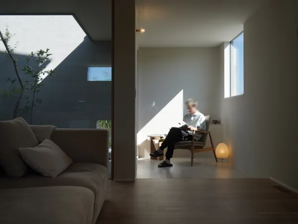 壁と庭が作り出す光と静寂の空間の趣味室