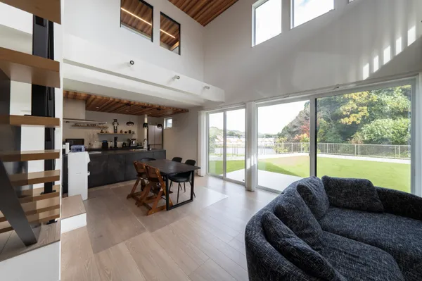 思い出を刻む、遊び心の住まいのリビング・ダイニング・吹き抜け