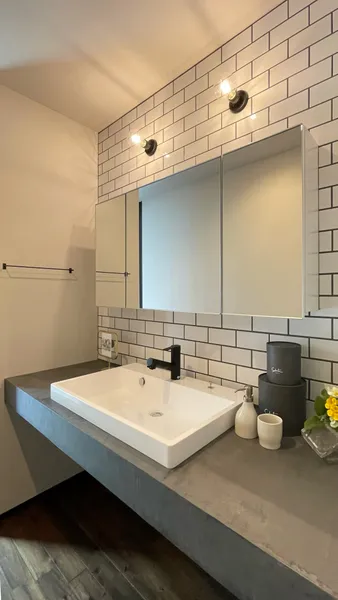 大人のための平屋の洗面所・照明