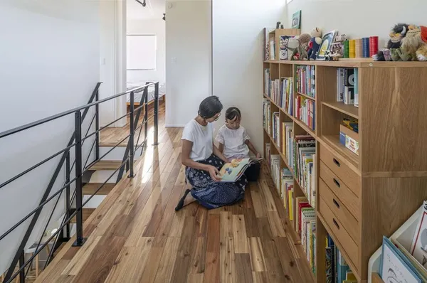 夫婦と子供2人のこだわりキッチンの２階建てのフリースペース・ライブラリー