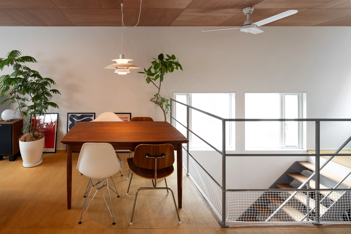 光を導くミッドセンチュリーの家のダイニング