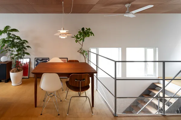 光を導くミッドセンチュリーの家のダイニング