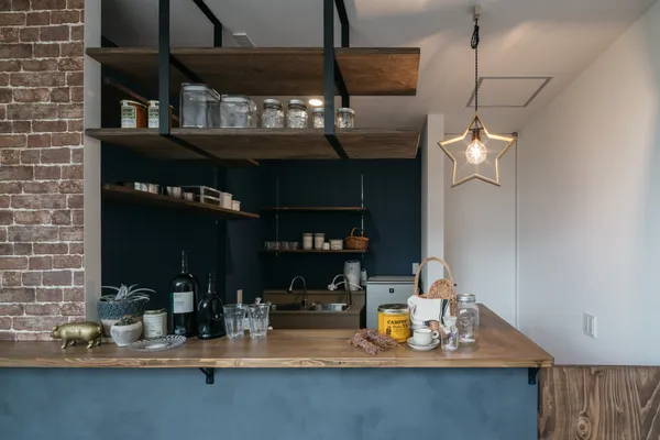 吹き抜けから光が降り注ぐ 家族にやさしい住まいのキッチン・アクセントウォール