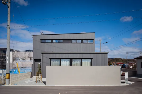 敷地を活かした いくつもの面をもつ家の外観