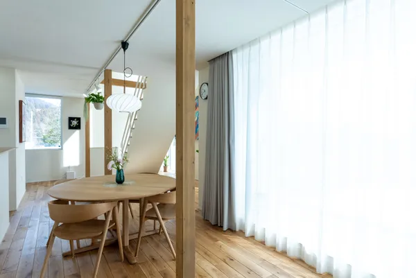 3層吹き抜けの住めるアートギャラリーのダイニング