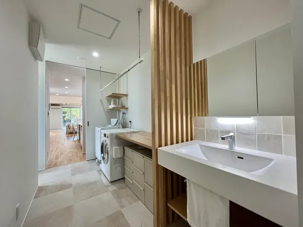 ゆとりと遊びのある平屋の家事スペース・洗面所