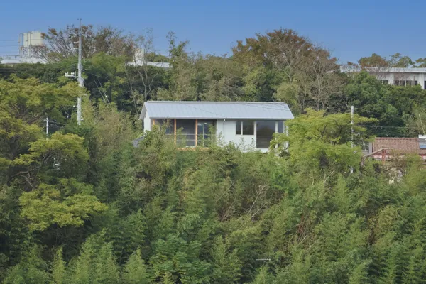 中間領域で周囲にそっと心を開く住まいの外観