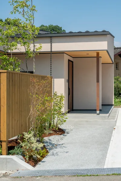 風景に溶け込むコンパクト平屋の外観・玄関