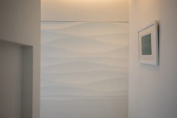 非日常を愉しむ美術館のような家の廊下・アクセントウォール