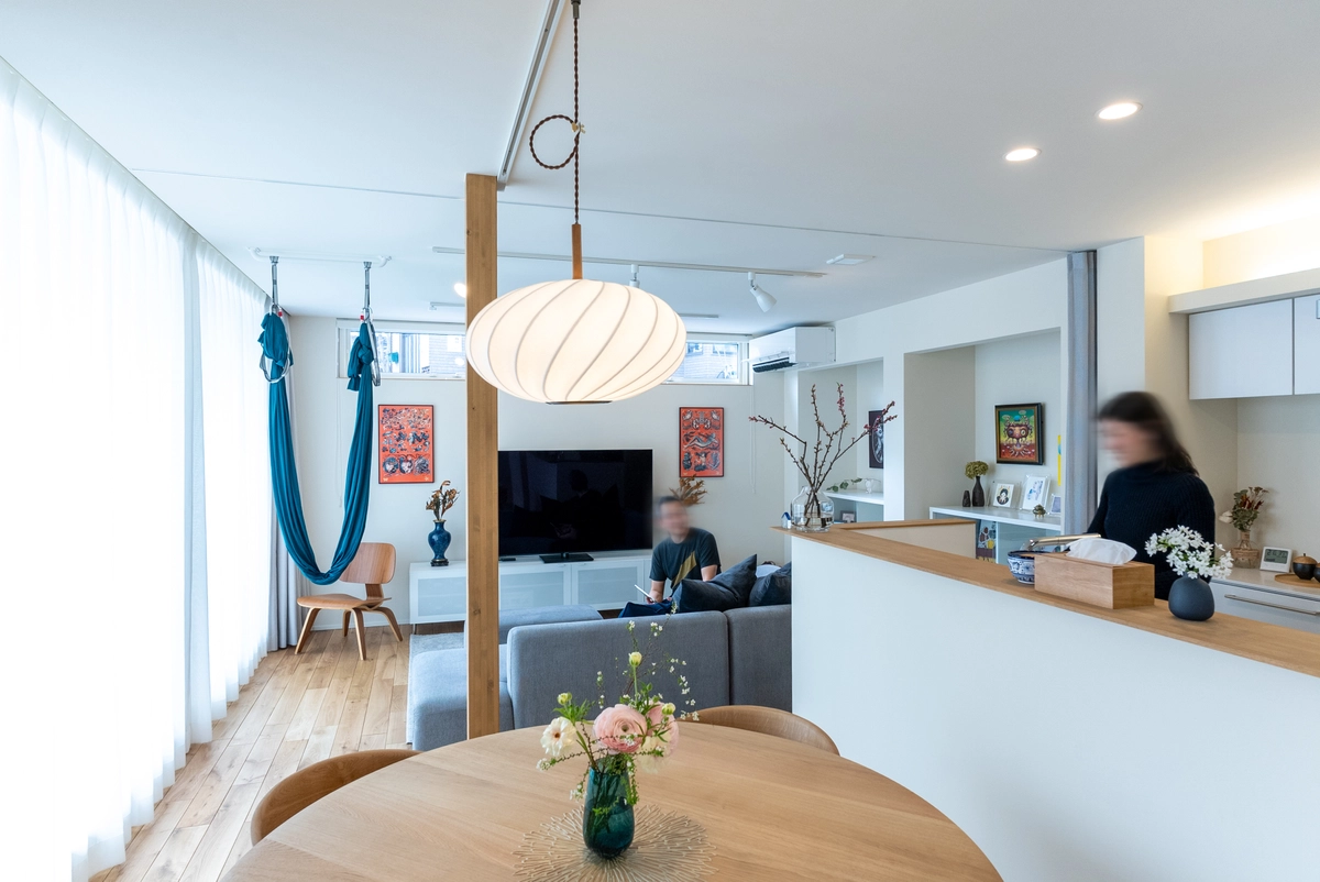 3層吹き抜けの住めるアートギャラリーのリビング・ダイニング・キッチン