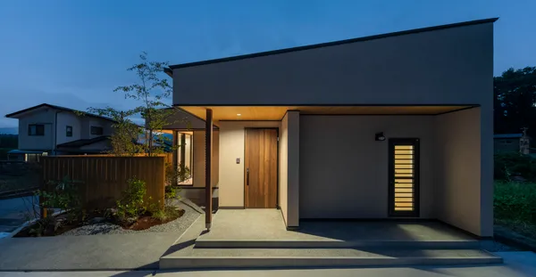 風景に溶け込むコンパクト平屋の外観