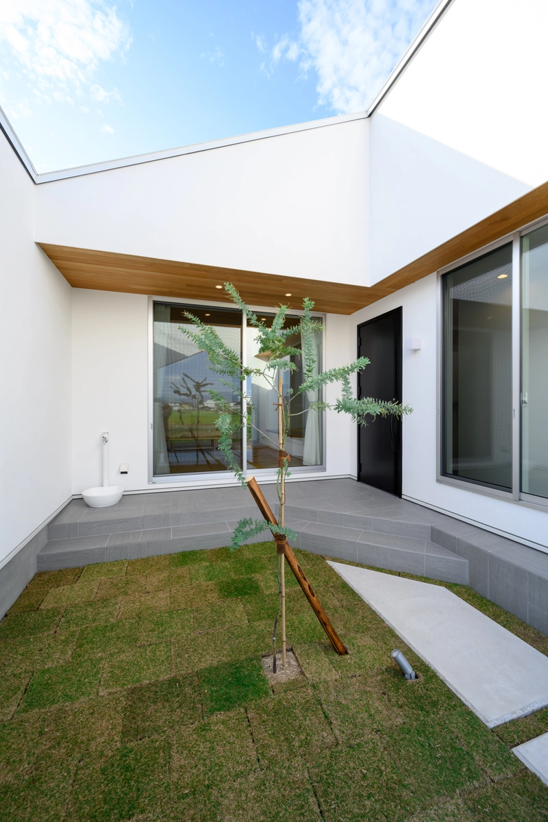 囲み庭のある家の庭・中庭