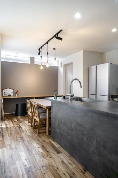 家族の距離がぐっと近くなる 間仕切りの少ないお家のダイニング・キッチン・家事スペース・アクセントウォール