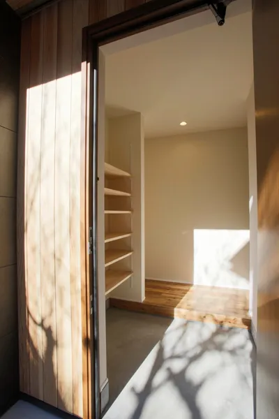 2つの三角屋根が風景と暮らしをつなぐ平屋の家の玄関