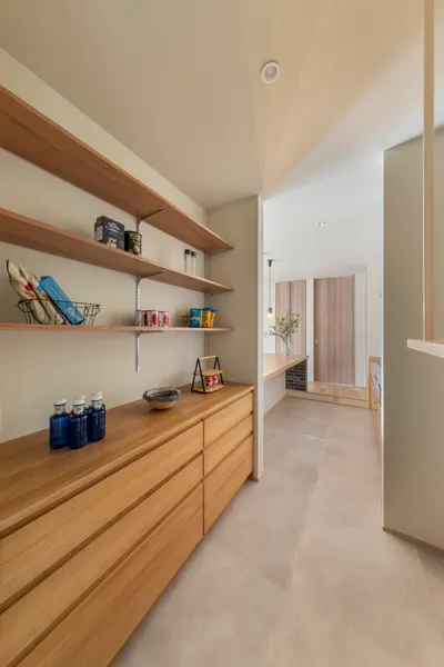 風景に溶け込むコンパクト平屋のキッチン