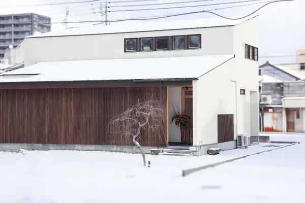 素材を生かす、店舗併用住宅の外観