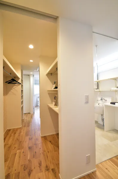 家族みんなが楽しむ ロフトと庭の広々平屋の収納スペース