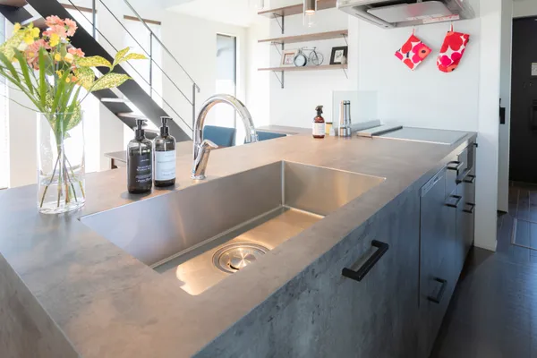 はらっぱに建つ家のキッチン