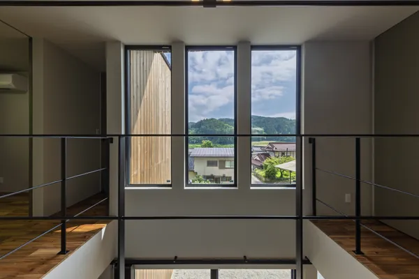 自然とつながる段々の家のピクチャーウインドウ