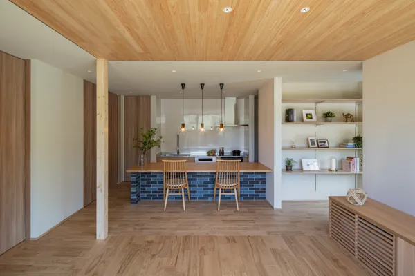 風景に溶け込むコンパクト平屋のリビング・キッチン