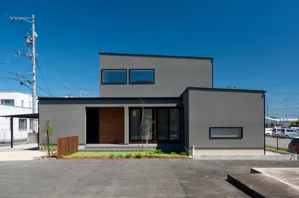 パブリックなスキップフロアのある家の外観