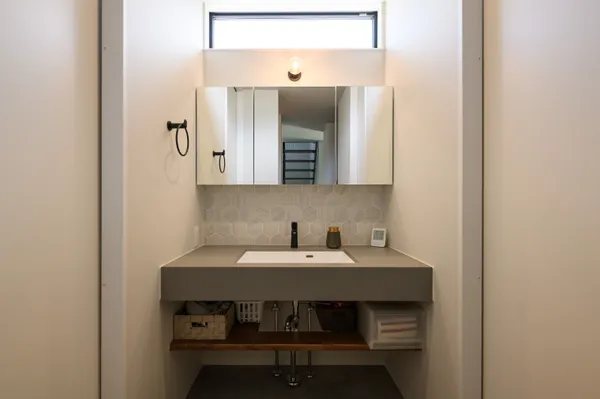 シンプルで飽きの来ない モダンな家の洗面所