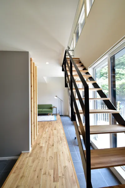 大きな彫刻作品のような家の階段・土間