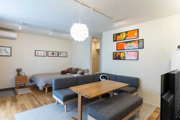 3層吹き抜けの住めるアートギャラリーのリビング