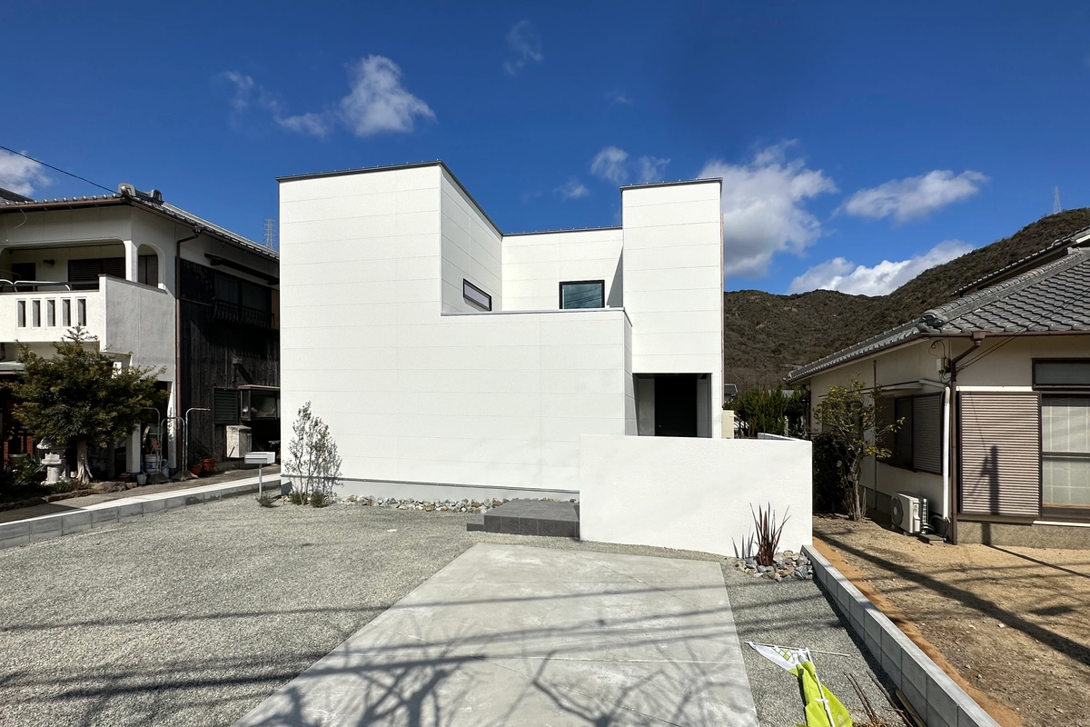 光と影のコントラストを楽しむキュービックハウスの外観