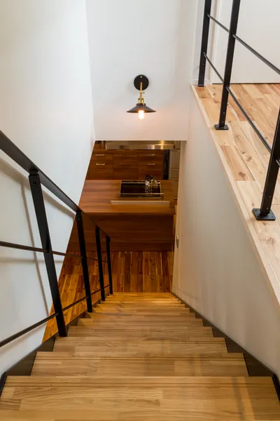 自然に囲まれ グリーンが心地よい癒しをもたらす家の階段