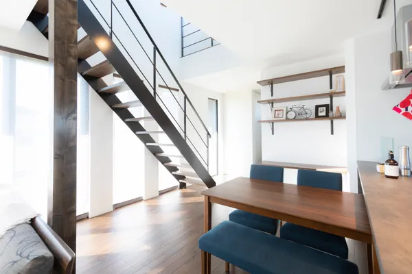 はらっぱに建つ家のダイニング・階段