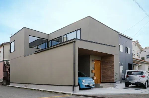 リビングから繋がるインナーバルコニーのある家の事例トップ画像