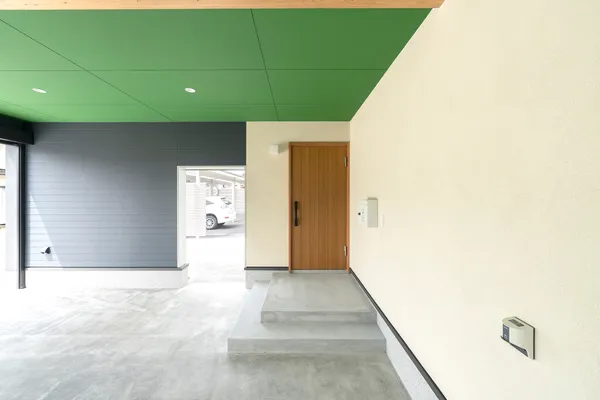 インナーガレージと中庭のある平屋のガレージハウス