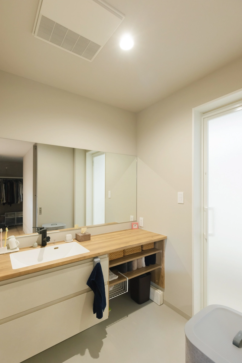 陽のぬくもりと生活する北欧モダンハウスの洗面所