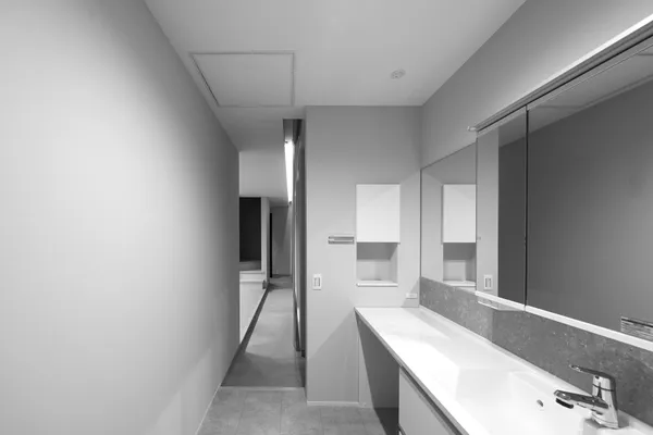 土間とテラスが続く家の洗面所