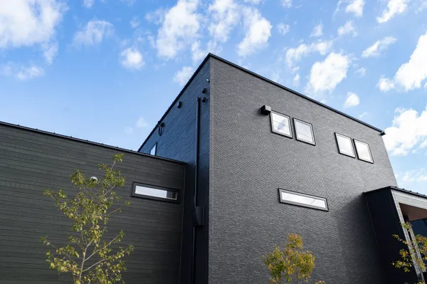 思い出を刻む、遊び心の住まいの外観