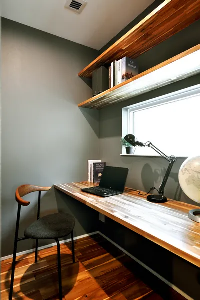 機能が重なる たくさんの居場所がある家のワークスペース・アクセントウォール